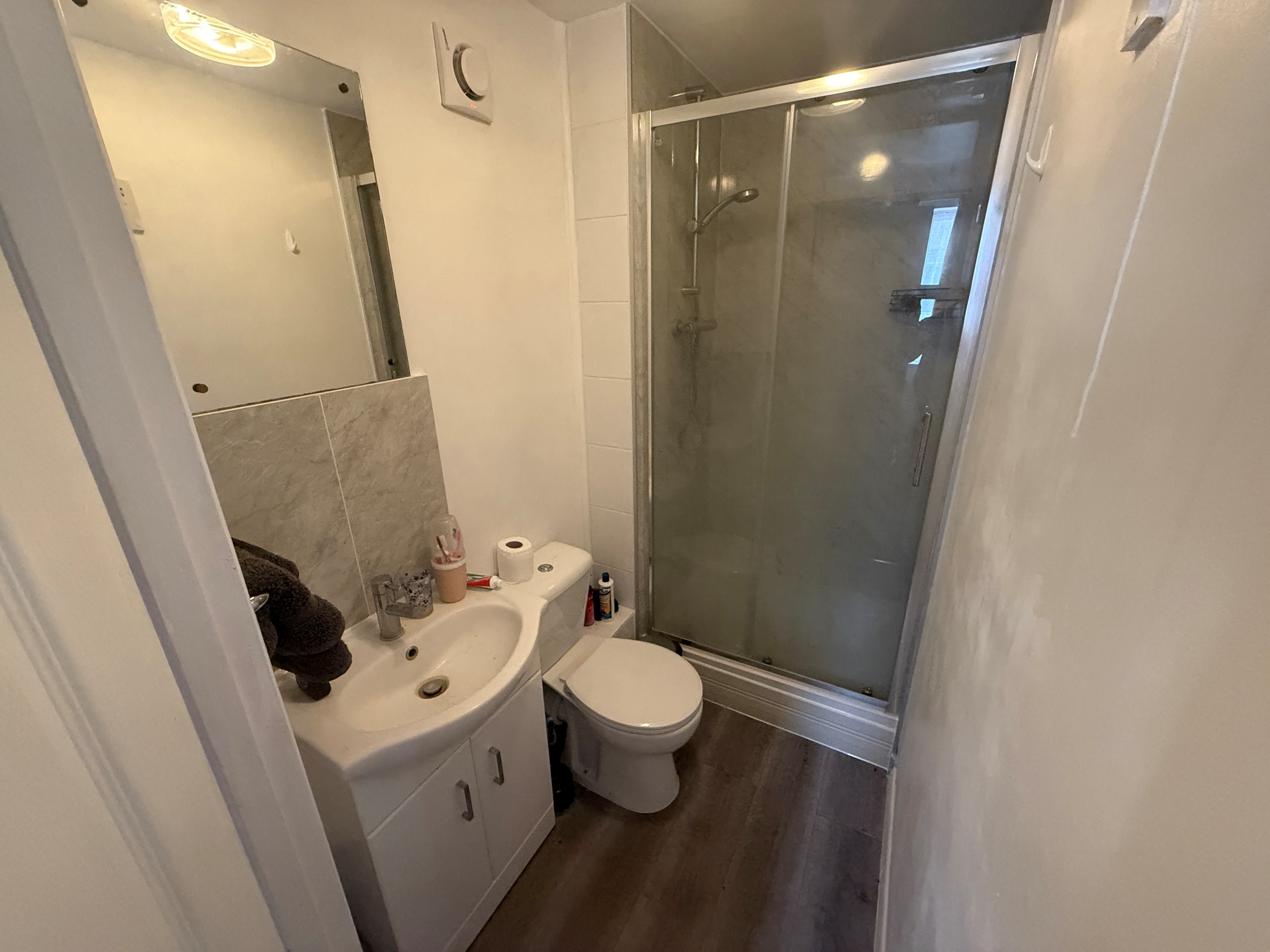 Lot: 135 - HMO FOR INVESTMENT - Shower Room with W.C.